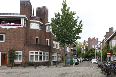 914437 Gezicht in de Hobbemastraat te Utrecht, met links de hoek met de Paulus Potterstraat.